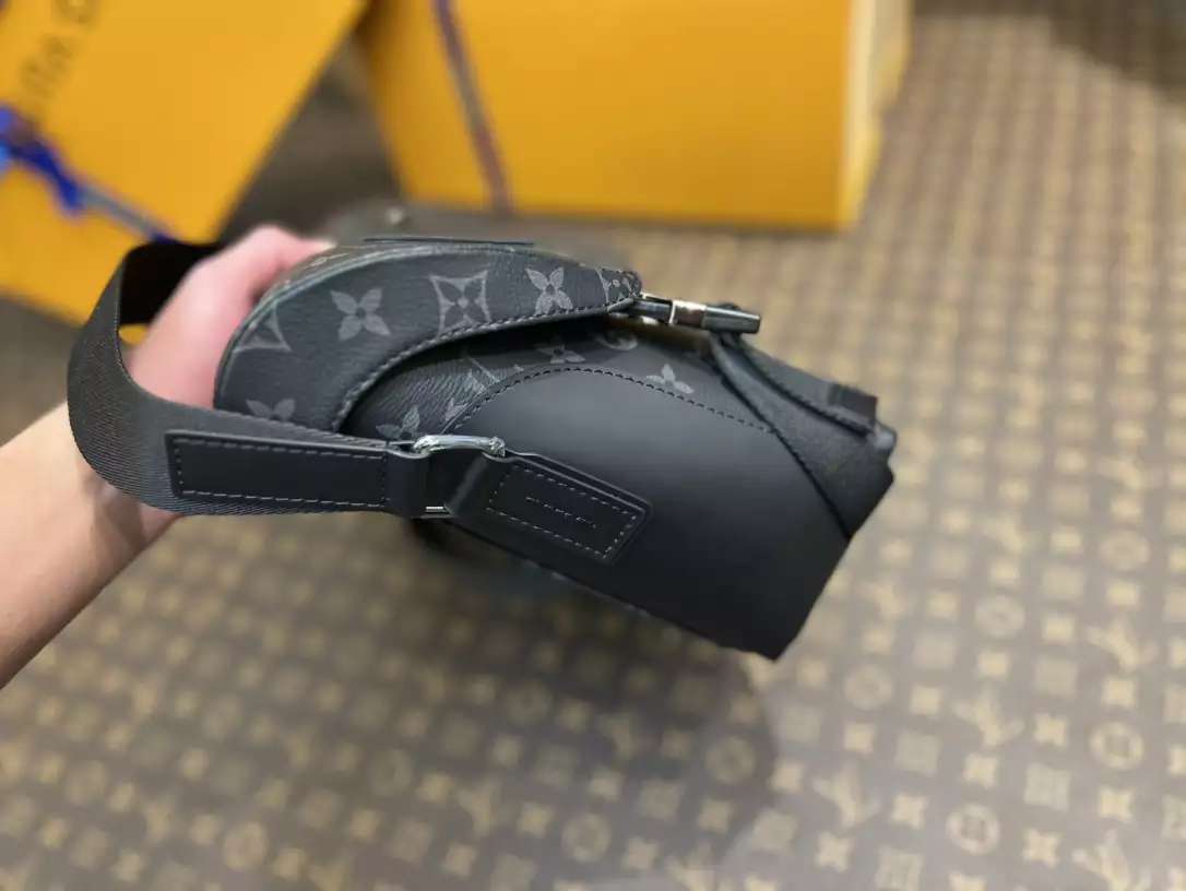 Messenger PM Voyager Monogram Eclipse Grey