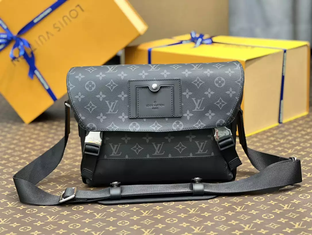 Messenger PM Voyager Monogram Eclipse Grey