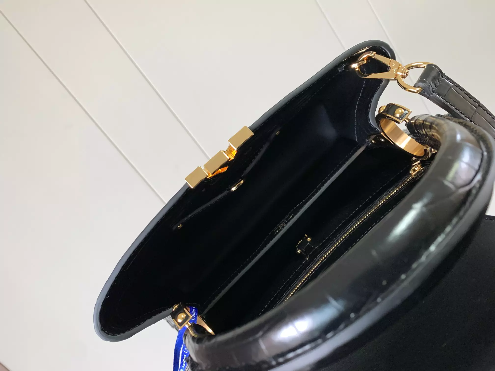 LV Capucines MM Crocodilien Mat in Black