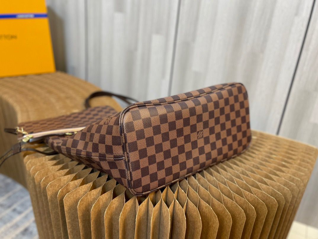 Louis Vuitton Neverfull MM Tote Bag - LB402