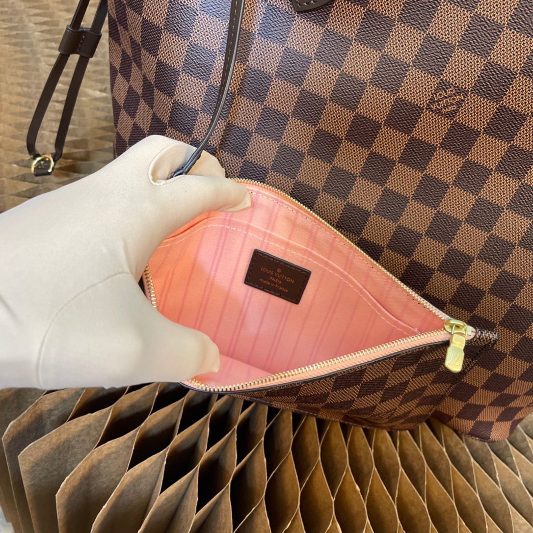 Louis Vuitton Neverfull MM Tote Bag - LB402