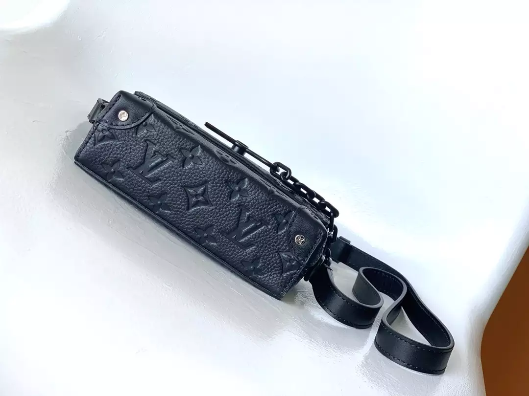 Steamer Wearable Wallet Monogram Taurillon Black Leather