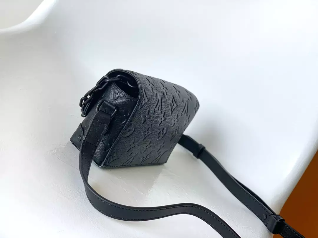 Steamer Wearable Wallet Monogram Taurillon Black Leather