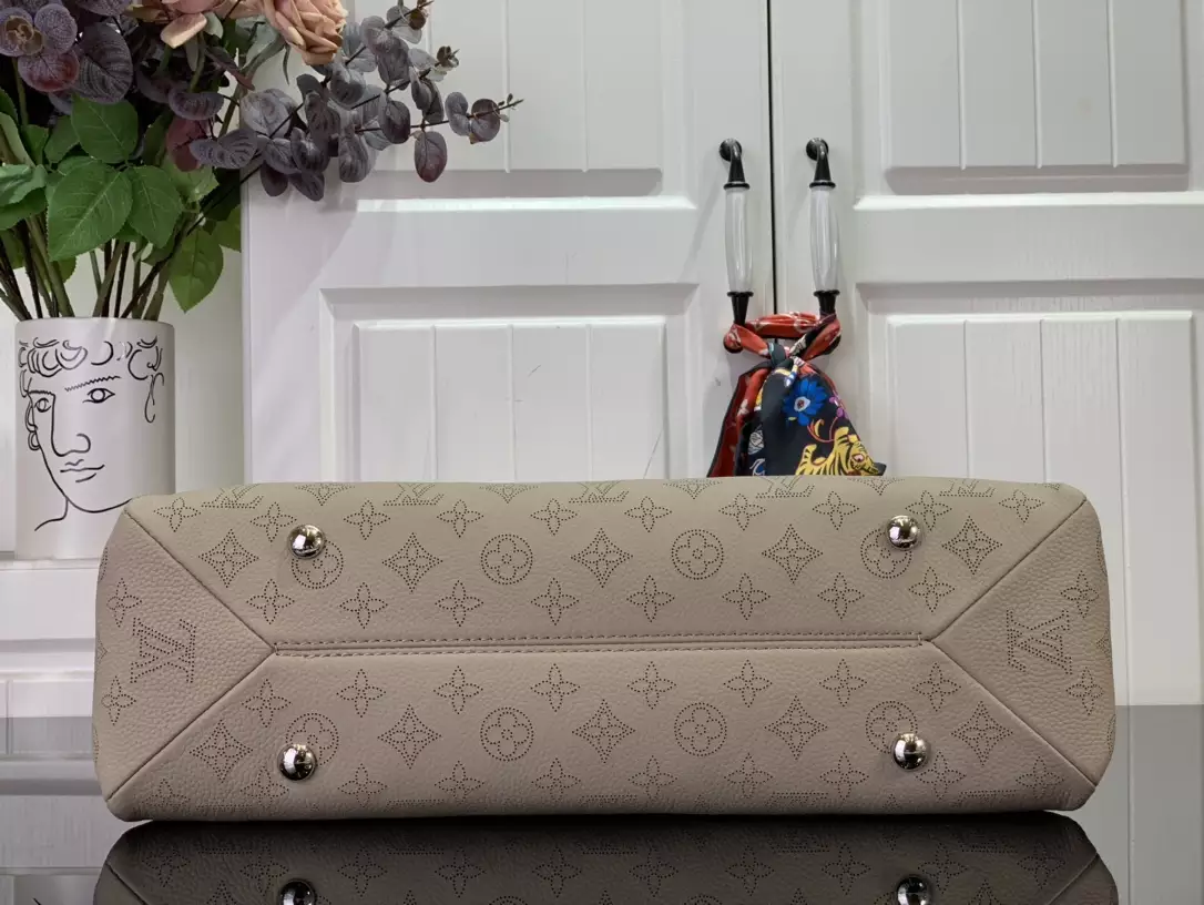 Hand It All MM Galet Gray Mahina Calfskin