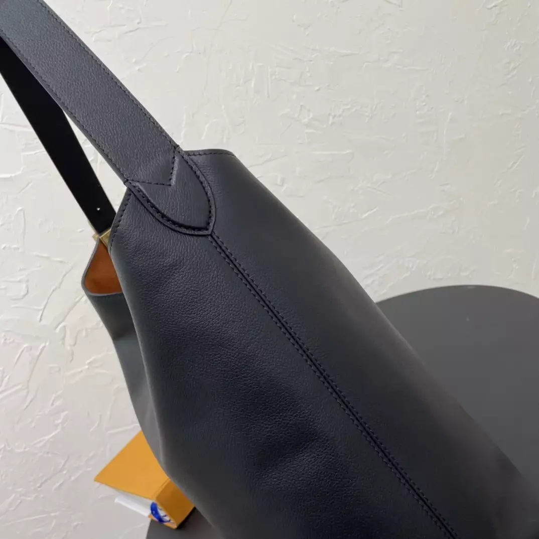 Low Key Hobo MM Black Grained Calfskin