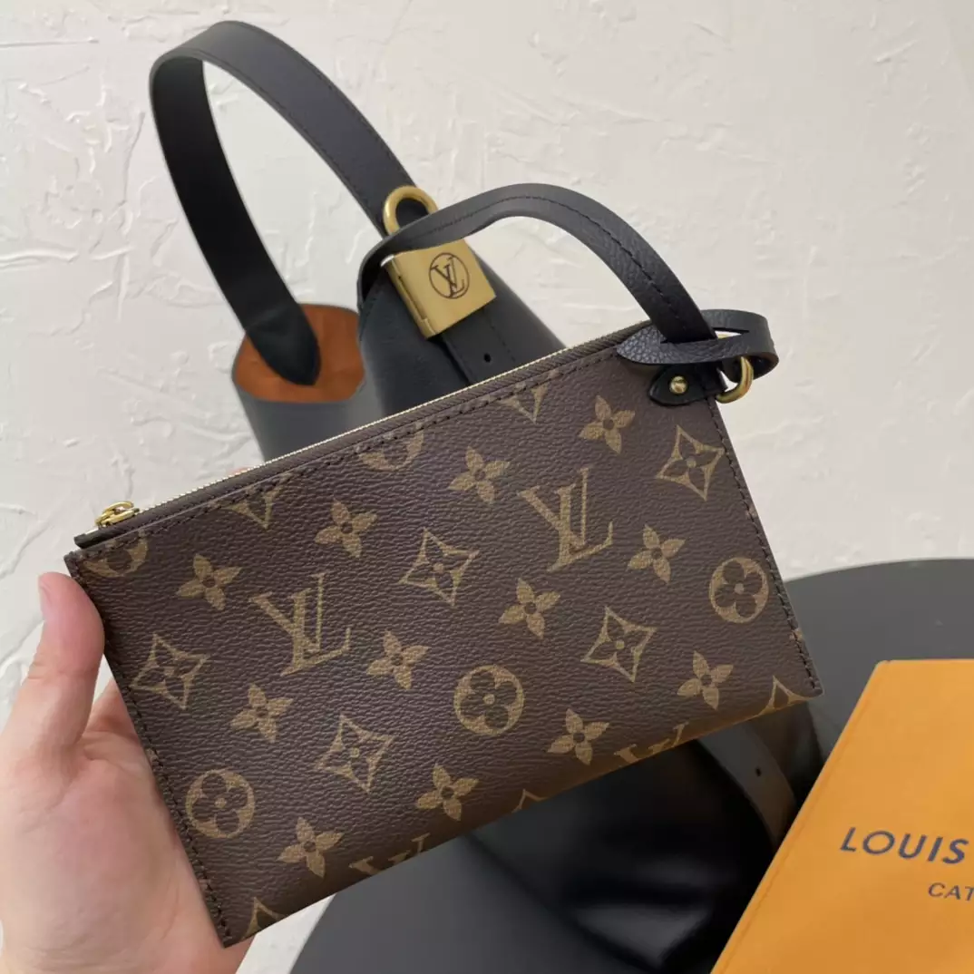 Low Key Hobo MM Black Grained Calfskin