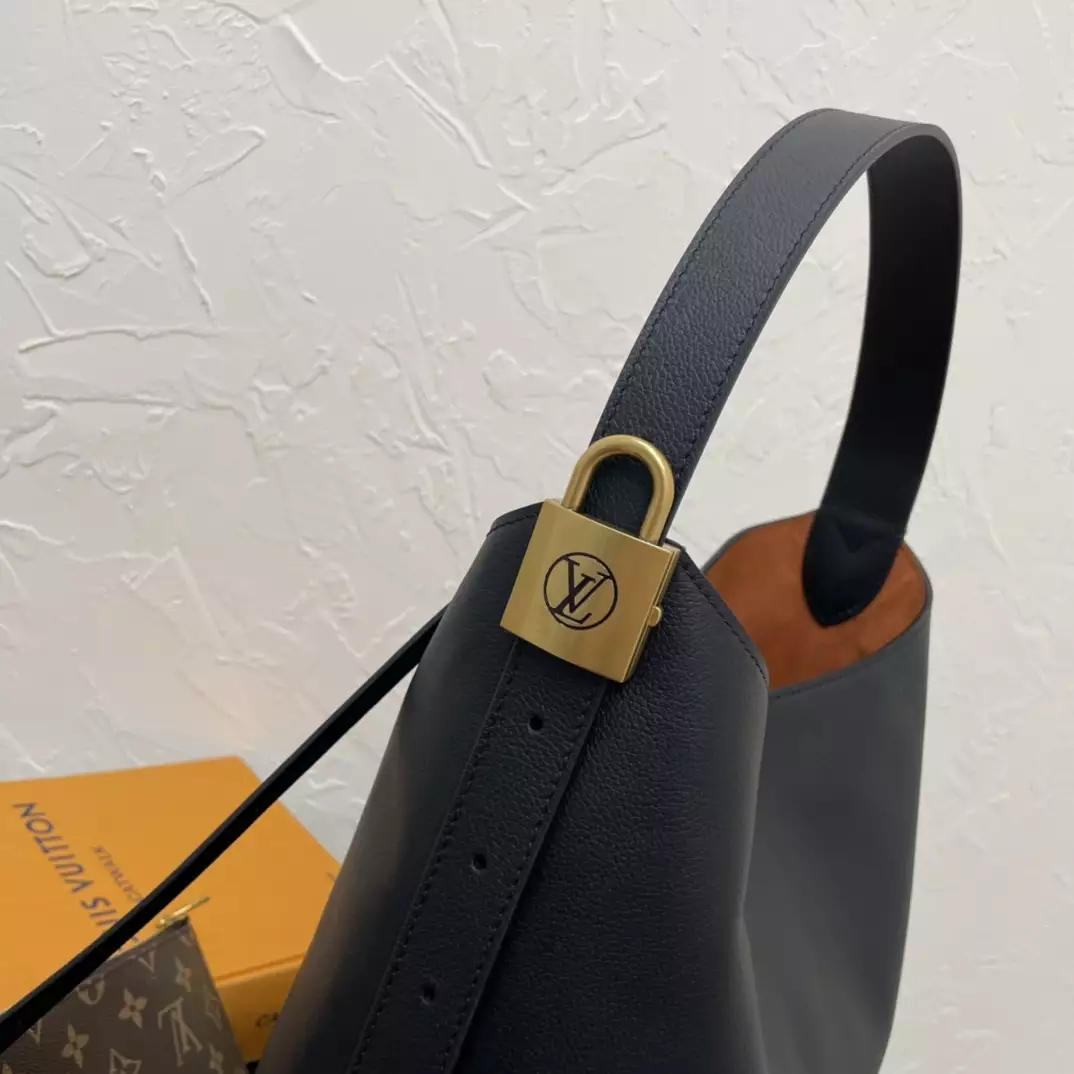 Low Key Hobo MM Black Grained Calfskin