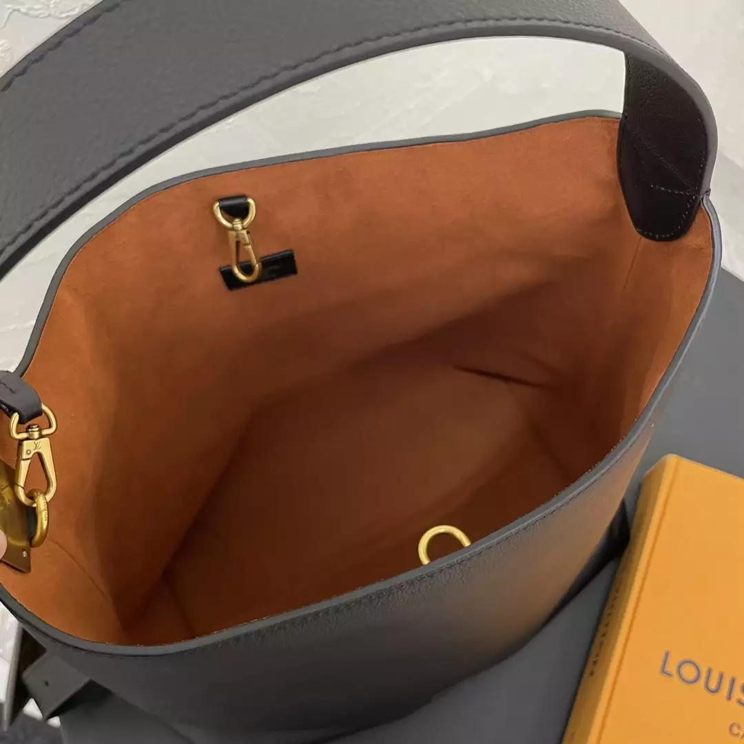 Low Key Hobo MM Black Grained Calfskin