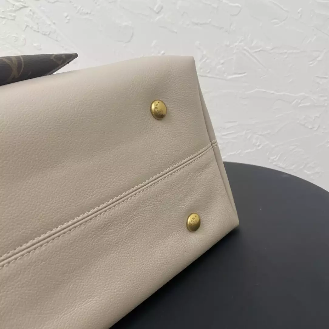 Low Key Hobo MM Limestone Gray Grained Calfskin