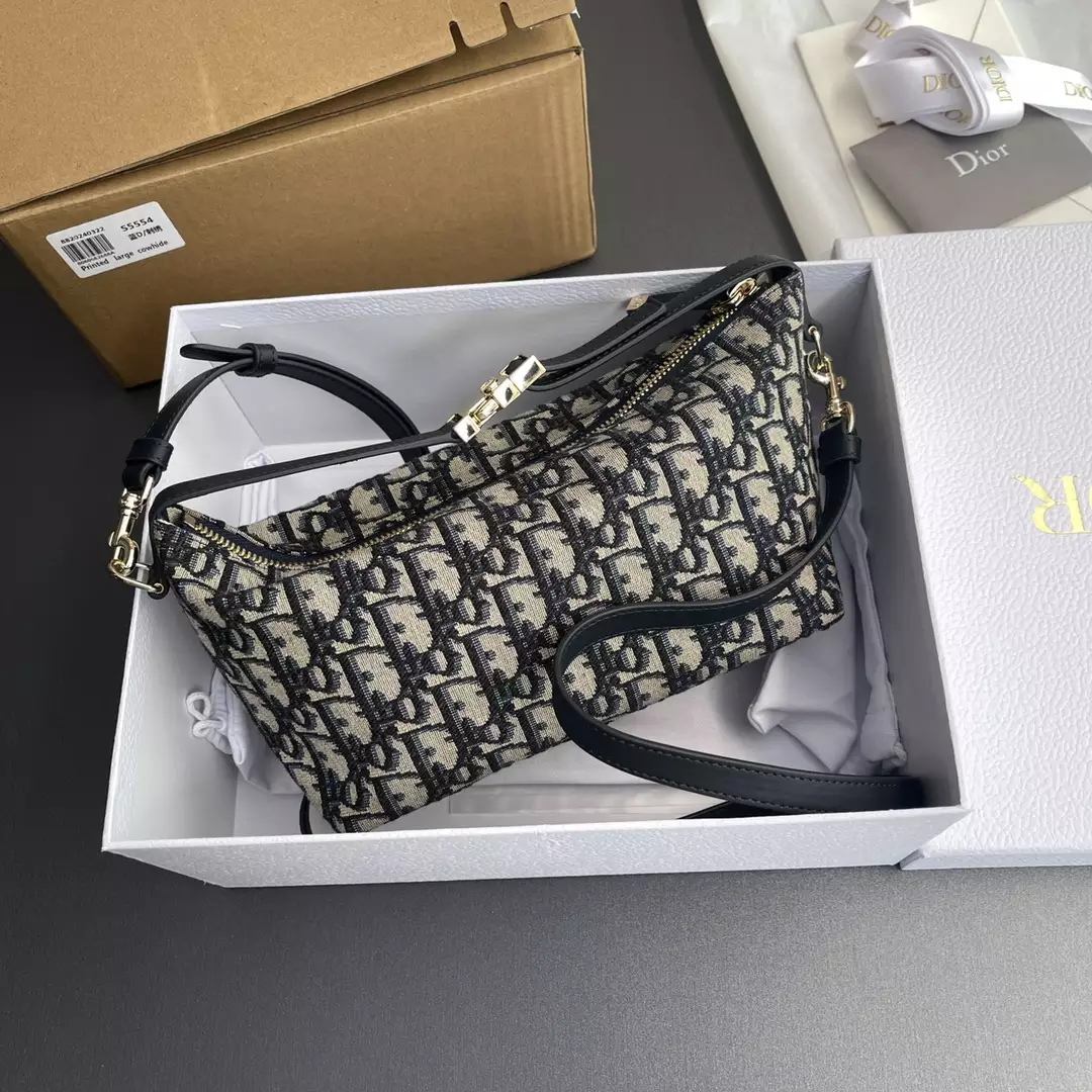 Medium DiorTravel Nomad Pouch Blue Dior Oblique Jacquard