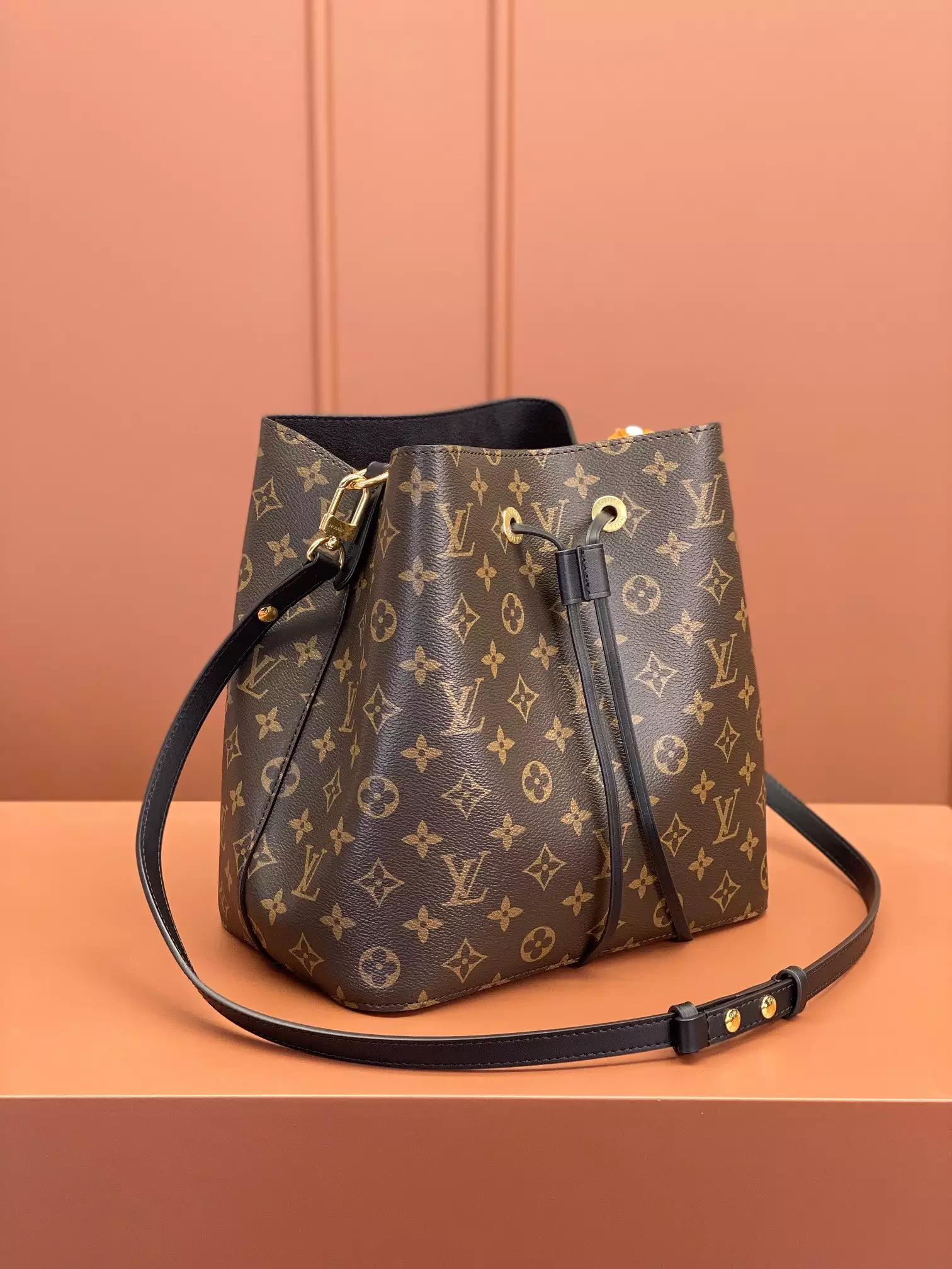 NéoNoé MM Bucket Bag Black Monogram Canvas