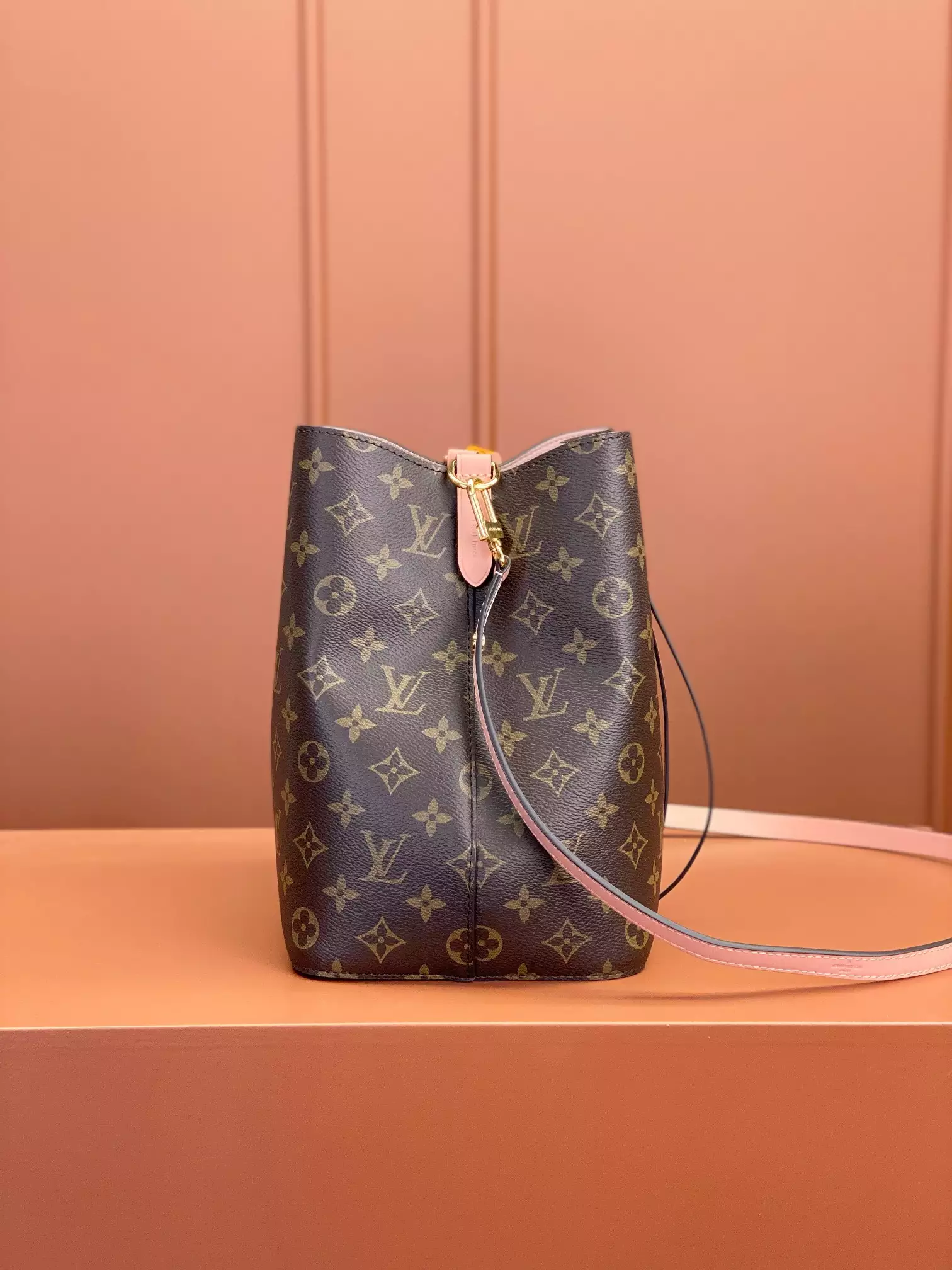 NéoNoé MM Bucket Bag Rose Poudré Pink Monogram Canvas