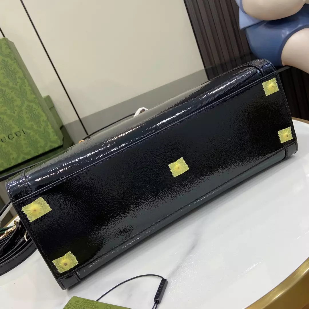 G*u*i diana medium tote bag in black patent leather