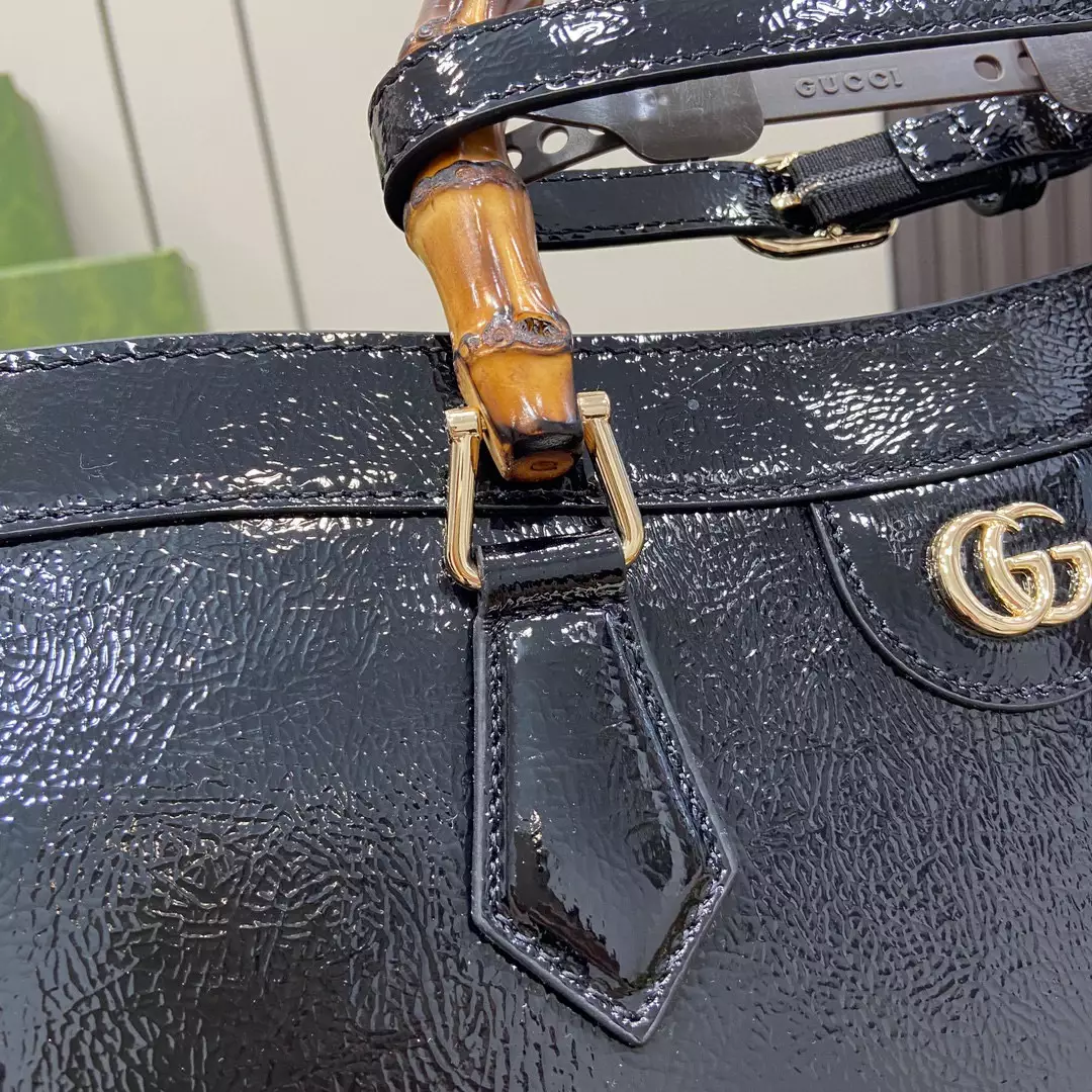 G*u*i diana medium tote bag in black patent leather