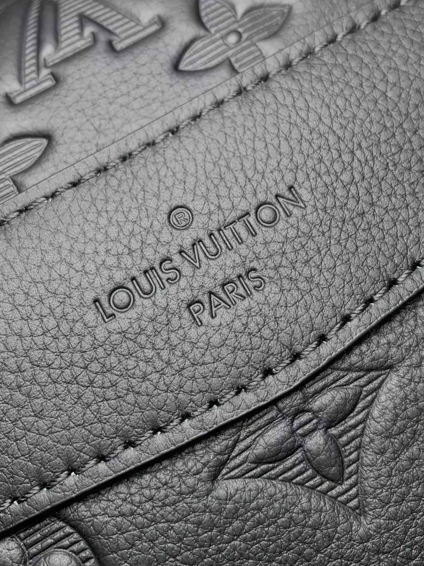 Messenger Voyager PM Black Monogram Shadow Leather