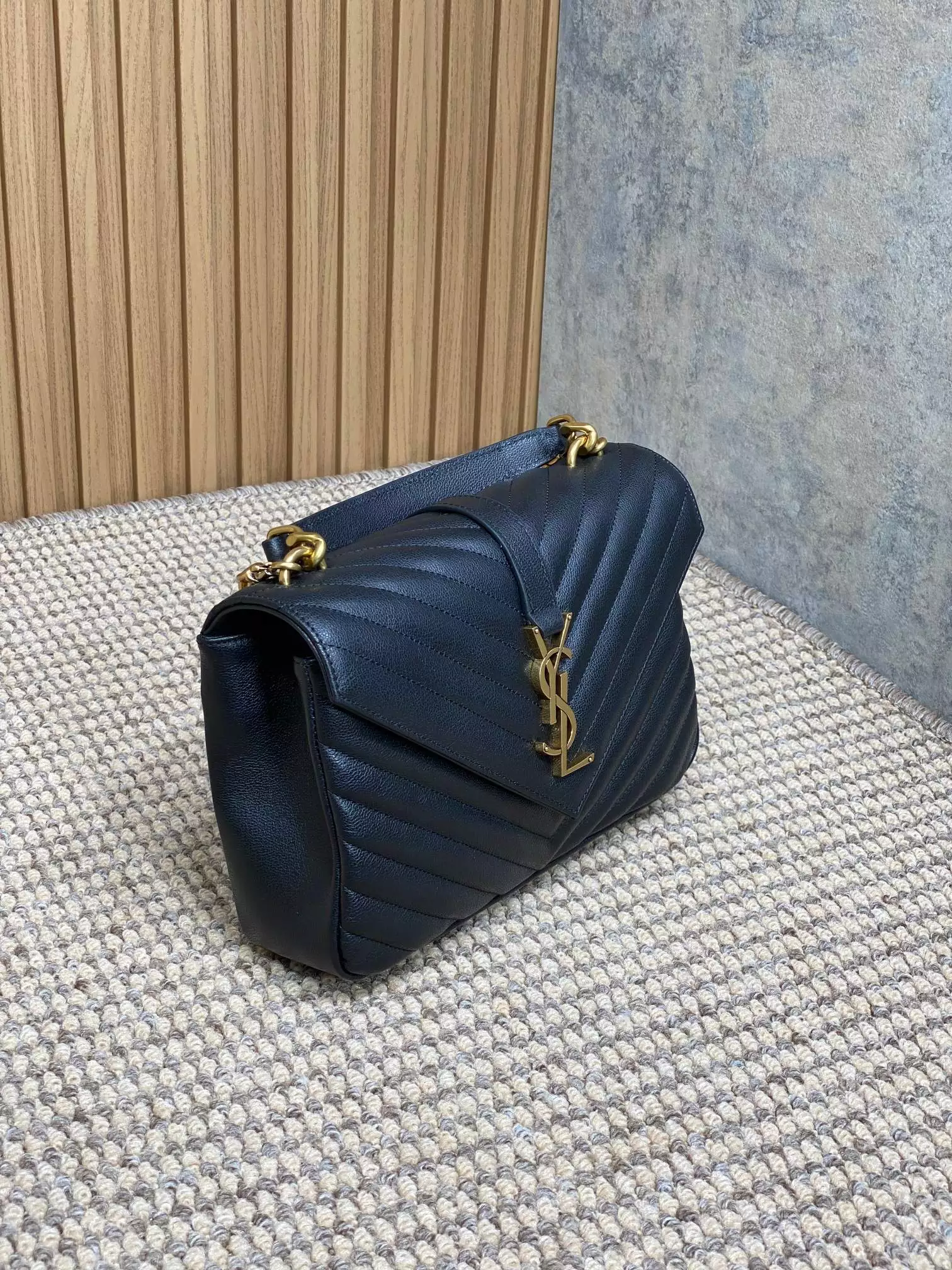 College Medium in Black Quilted Leather - YB084