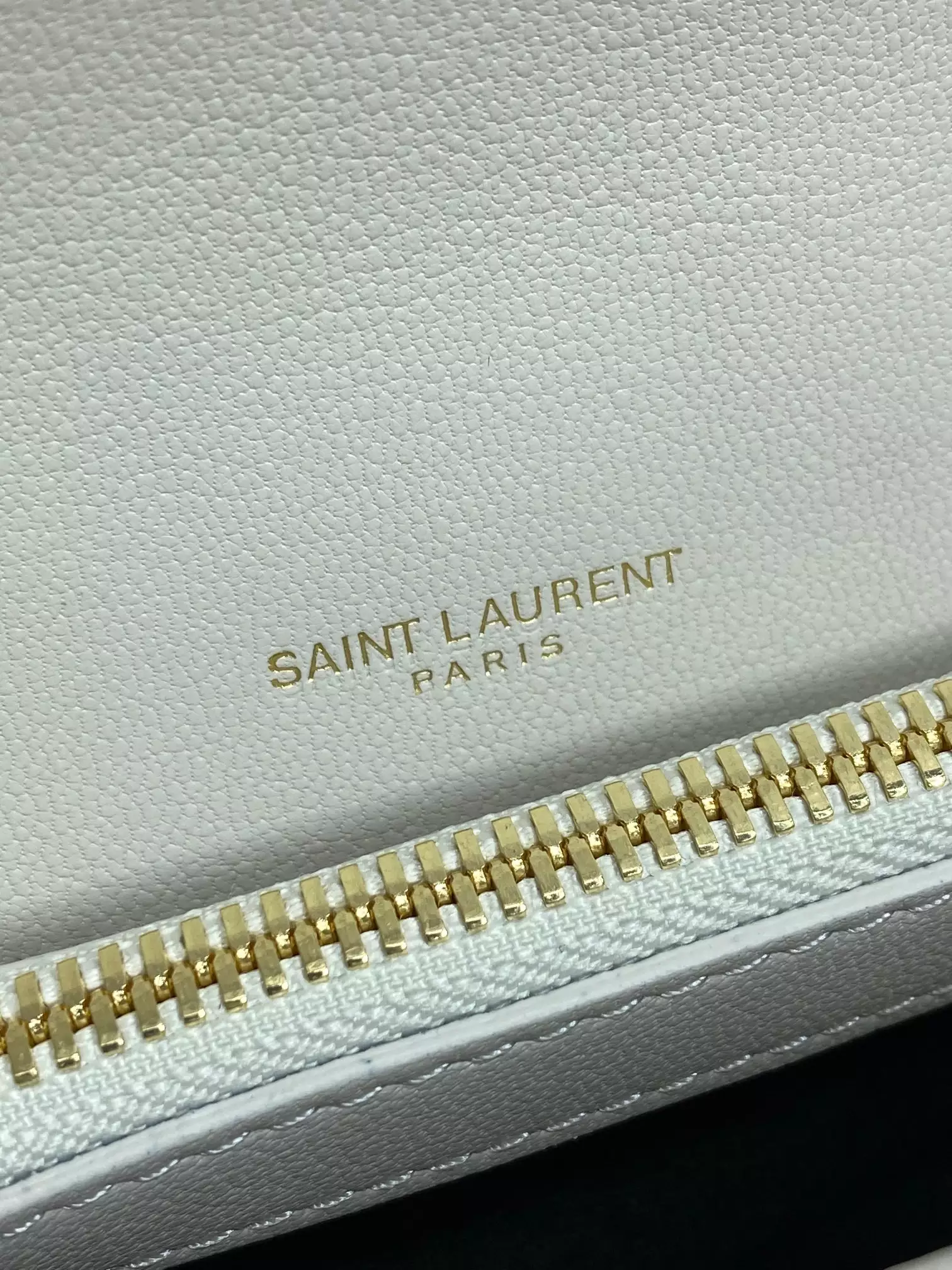 College Medium in Blanc Vintage Quilted Leather - YB086