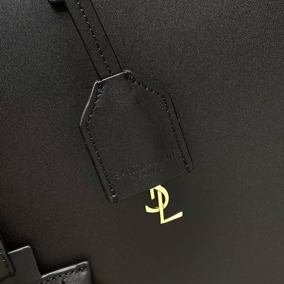 Shopping Saint Laurent in Black Leather - YB071