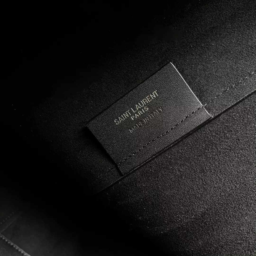 Shopping Saint Laurent in Black Leather - YB071