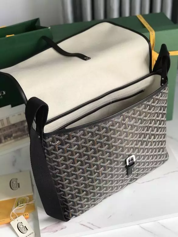 Goyard Capetien MM Messenger Bag - GYB206